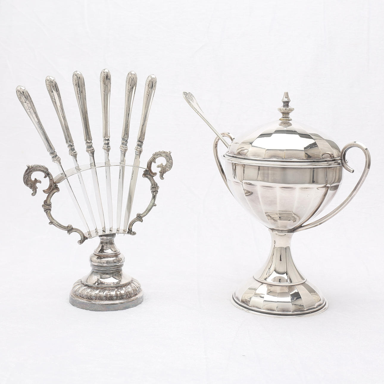 FRUKTKNIVSTÄLL med KNIVAR, "Franska liljan", samt SOCKERSKÅL med SKED, nysilver, 1900-talets första hälft.