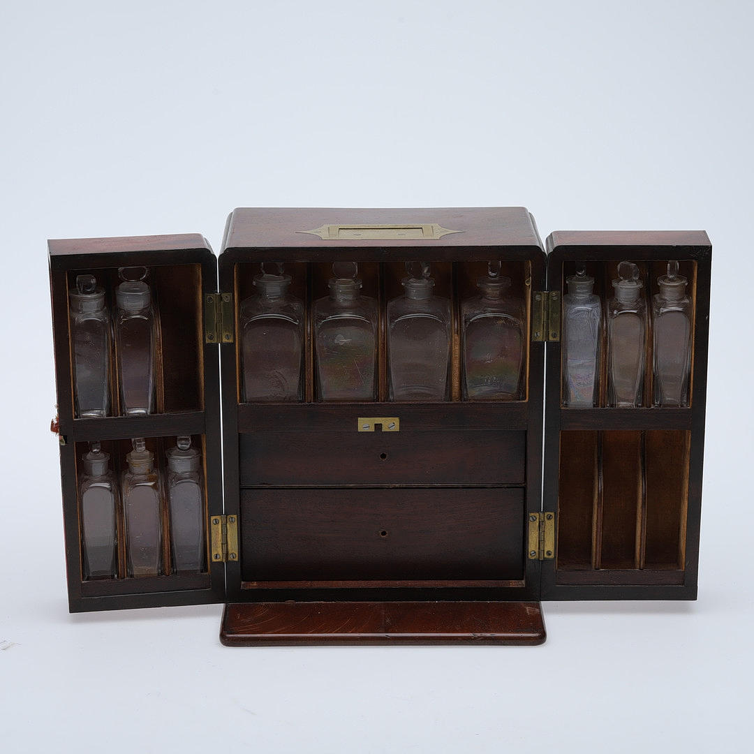 LÄÄKEKAAPPI. Mahonki, 1800-luku.