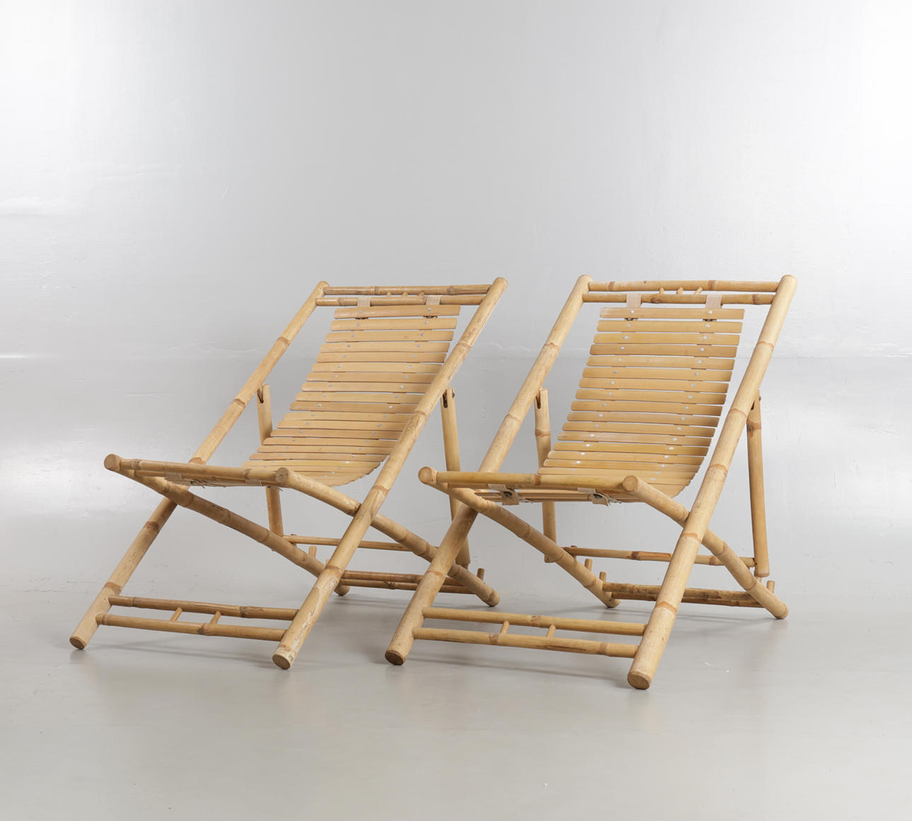 Ett par bambu solstolar, justerbart ryggläge (2).