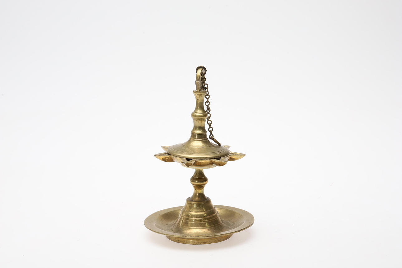 LÁMPARA DE ACEITE NEPALÍ DE LATÓN.