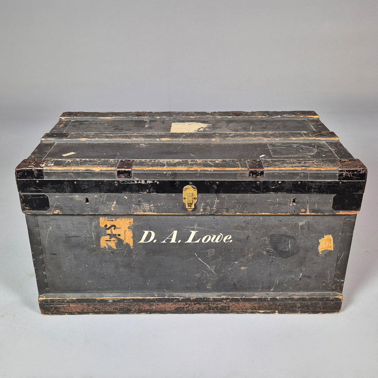 EARLY 20TH CENTURY TRAVELLING TRUNK.