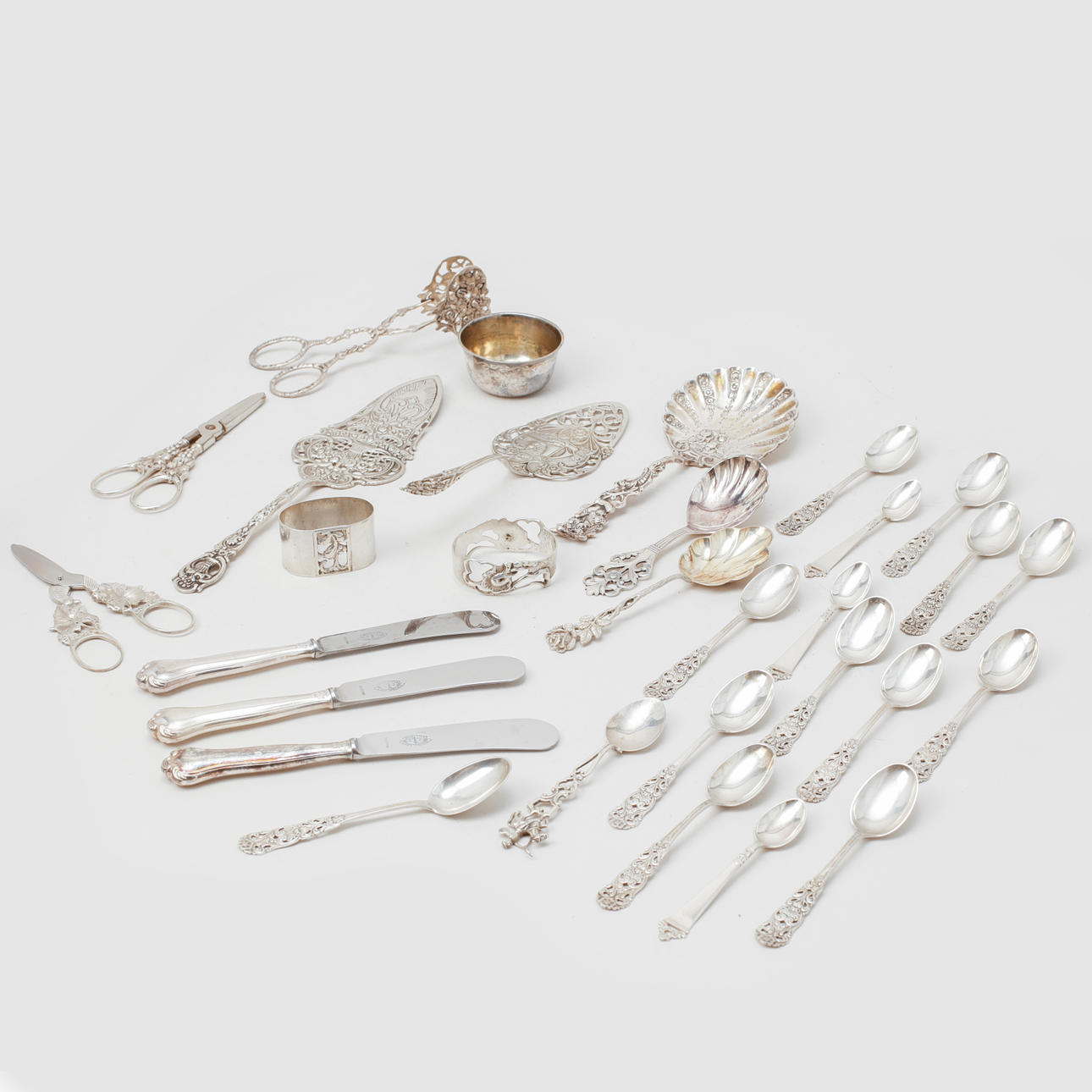 SILVER OBJECTS, 28 pieces. Weight 660 grams.