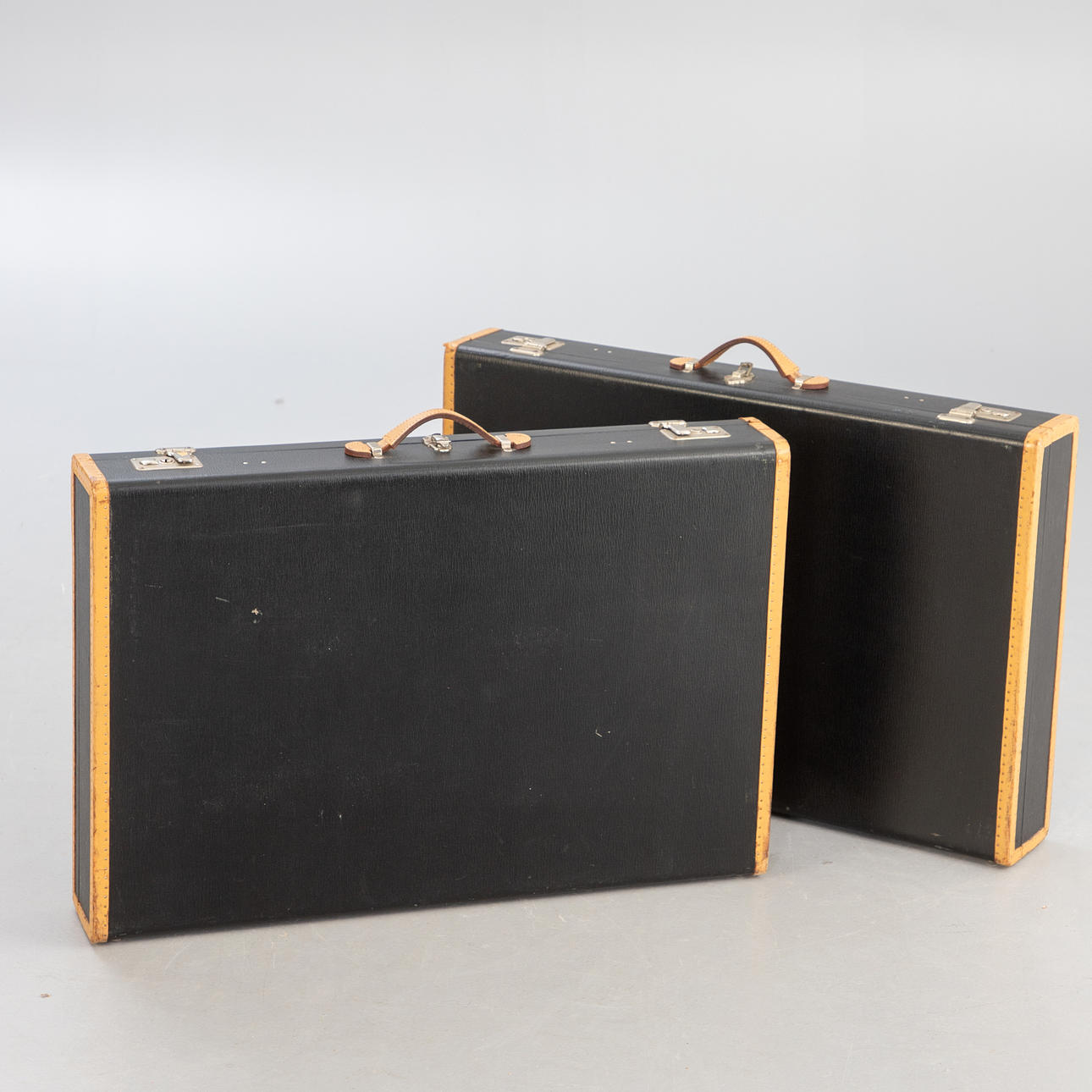 MERCEDES. Två klassiska bilväskor/bilväskor, Karl Baisch Stuttgart, 20. Jh. (2).