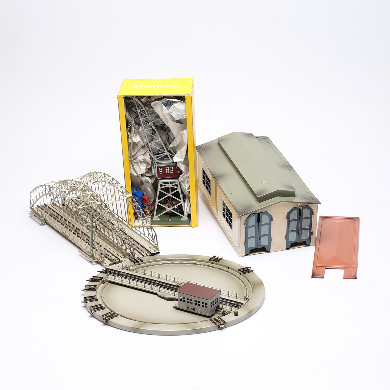 A 6-piece MÄRKLIN model railway.