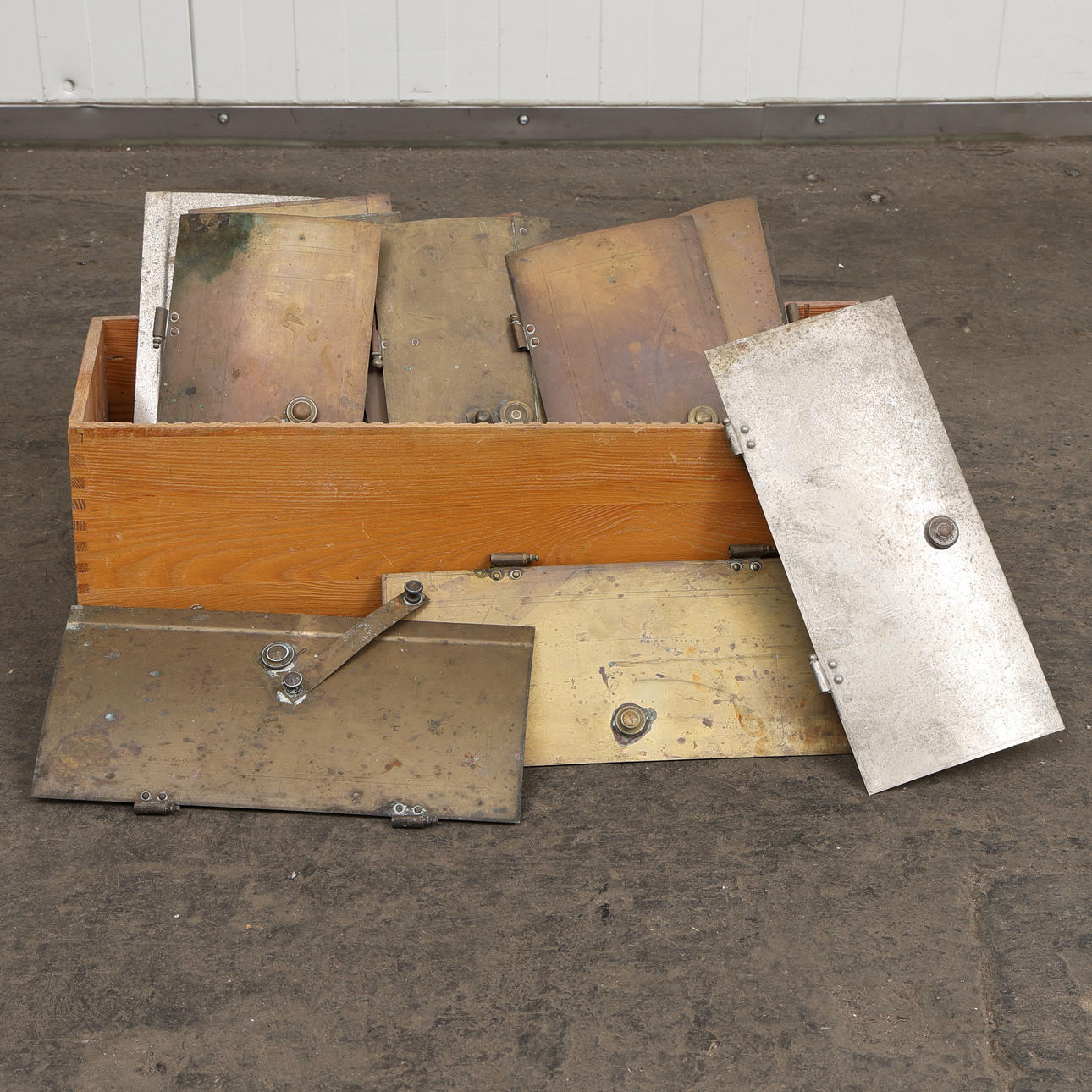 KAKELUGNSLUCKOR, 16 st. mestadels mässing.