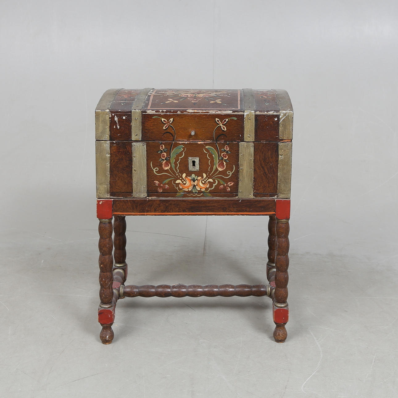 Eine Truhe auf einem Ständer, 19. Jahrhundert.