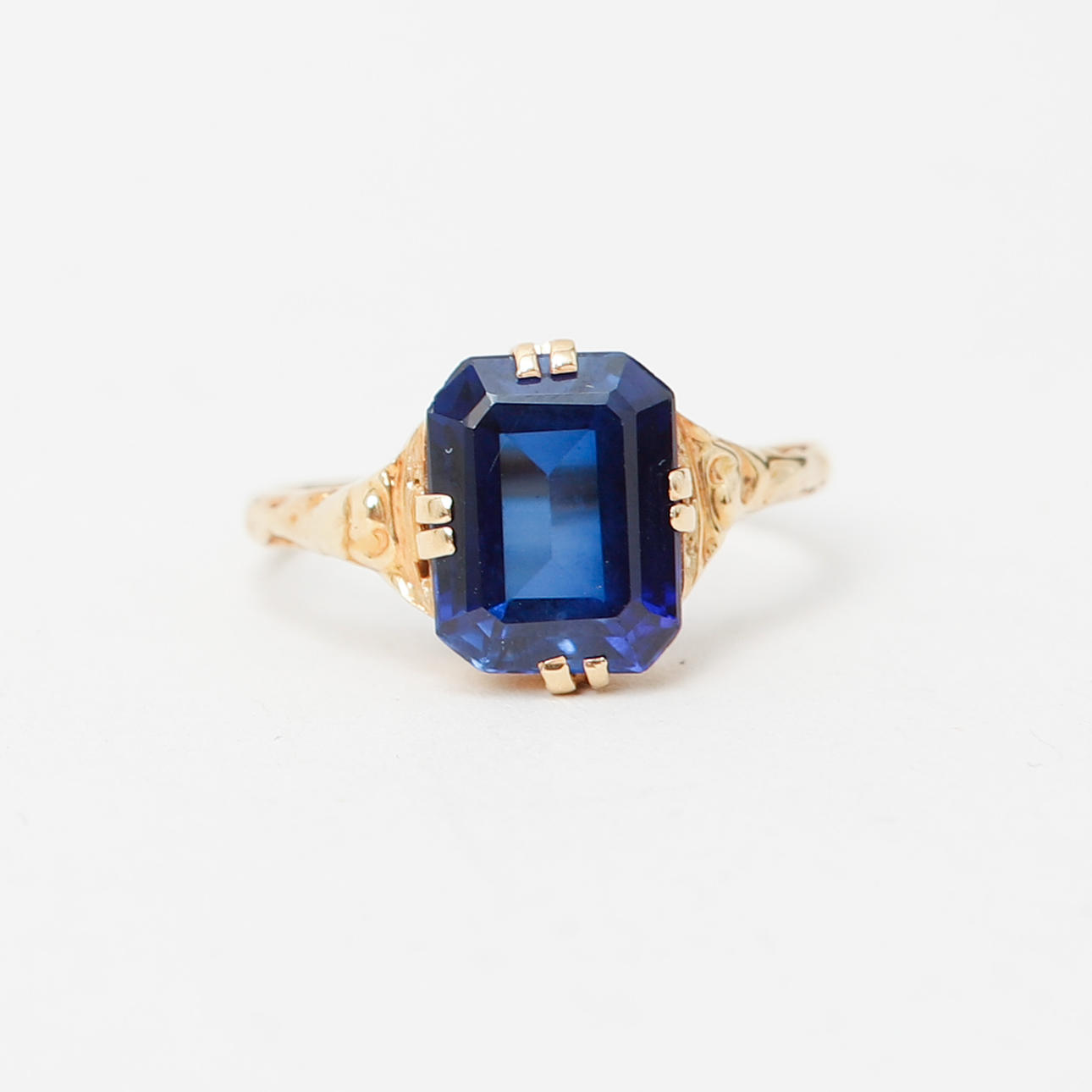 RING, 18k guld, syntetisk safir, totalvikt ca 2,8 gram.