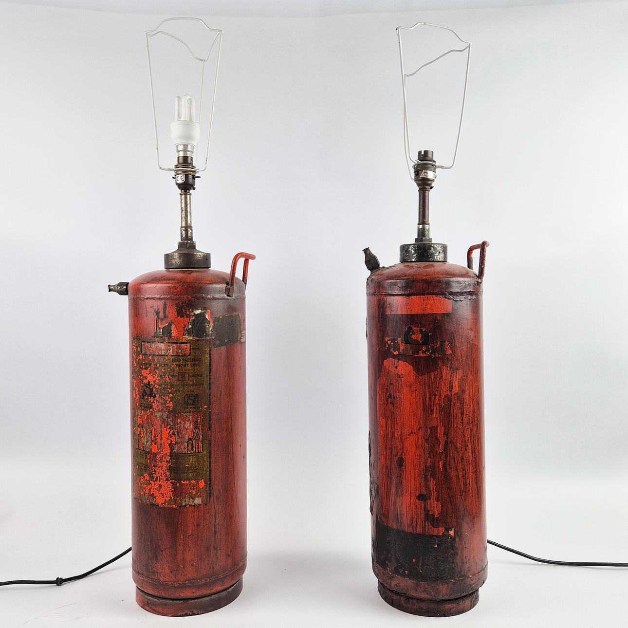 LÁMPARAS DE MESA CON FORMA DE EXTINTOR DE ESTILO VINTAGE, 2 SIMILARES.