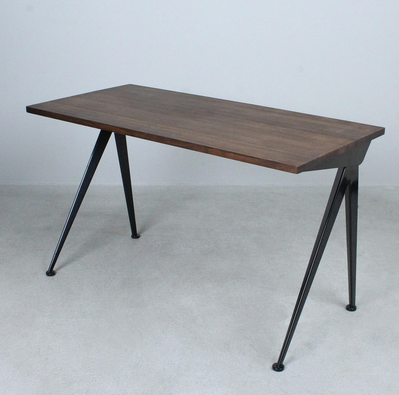 JEAN PROUVÉ. Vitra. Skrivebord, 'Compas Direction' model, 1953.