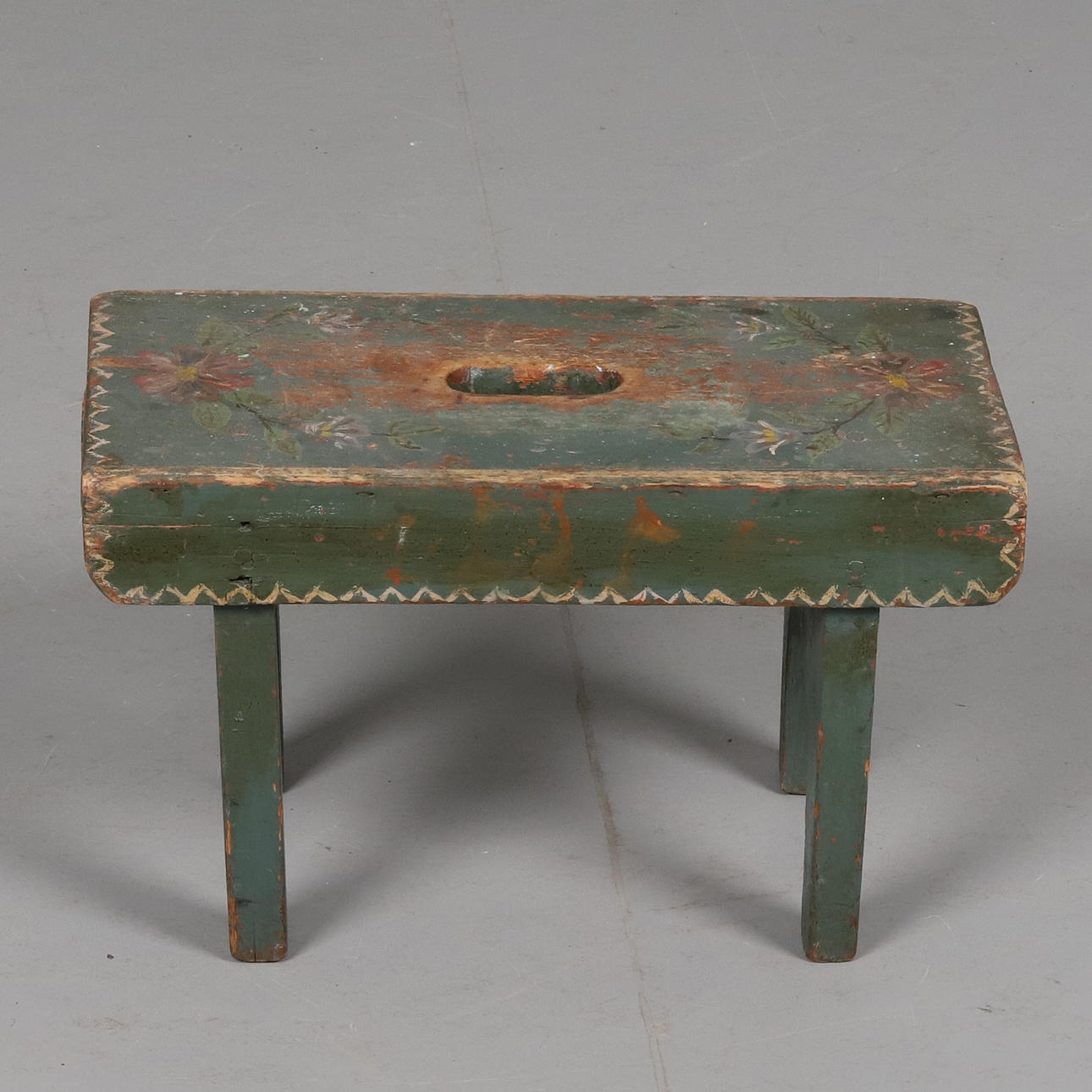 PALL. Trä med blomsterdekor, 18-/1900-tal.