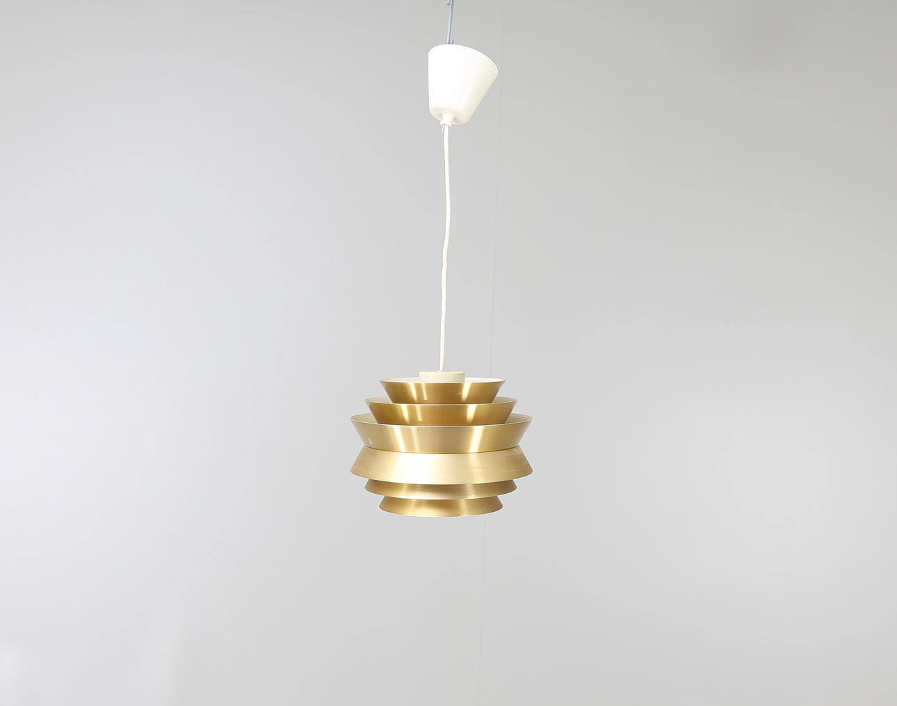 TAKLAMPA, mässing, möjligen Carl Thore, Granhaga, 1900-talets mitt.