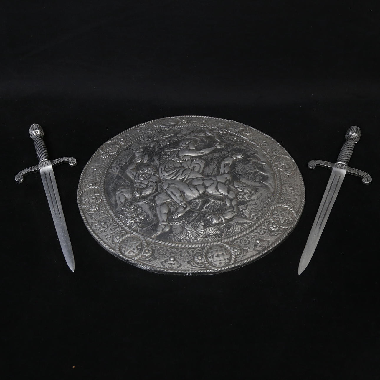 DEKORATIVE SCHEIDE UND DOLCHE, 3 Stück, Metall.