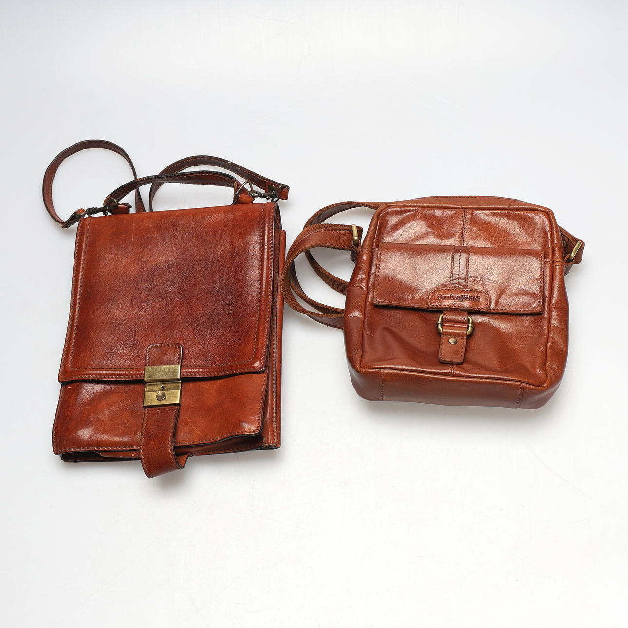 VÄSKOR. 2 st, varav en Springfield, cognacfärgat skinn.