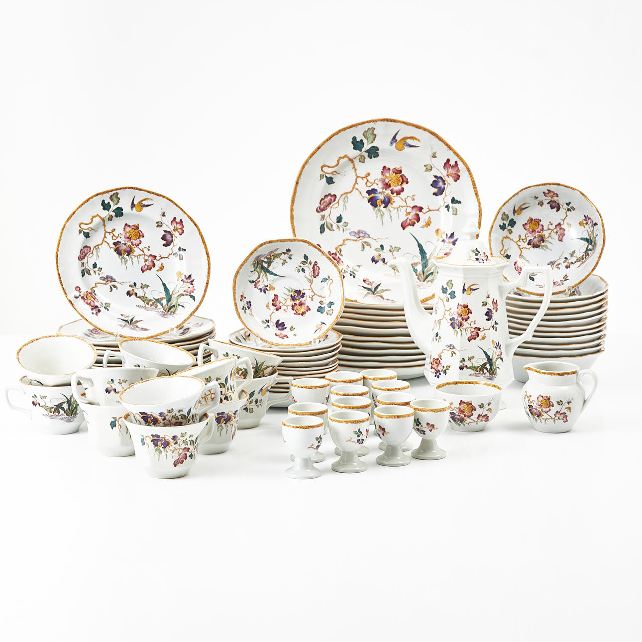 WEDGWOOD. Lebensmittel- und Tee-/Kaffeegeschirr, 63-teilig, „Devon Rose“. Keramik & Porzellan - Service