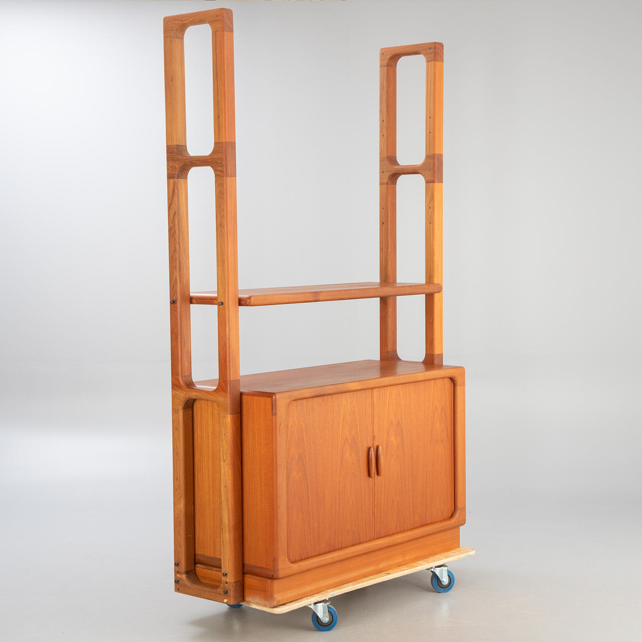 Dyrlund. Tiikkihylly.