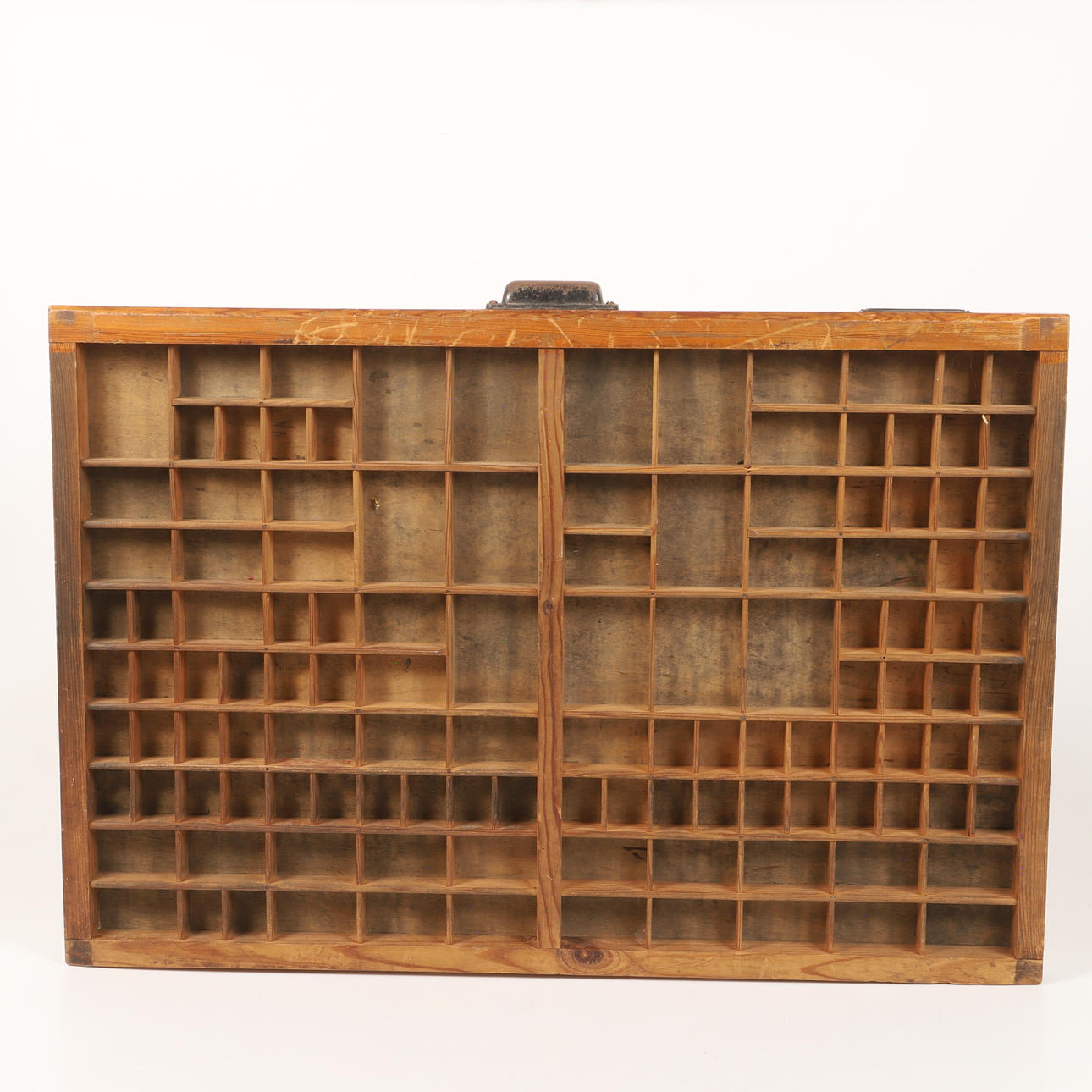 A wooden throwing box, 20th century.
