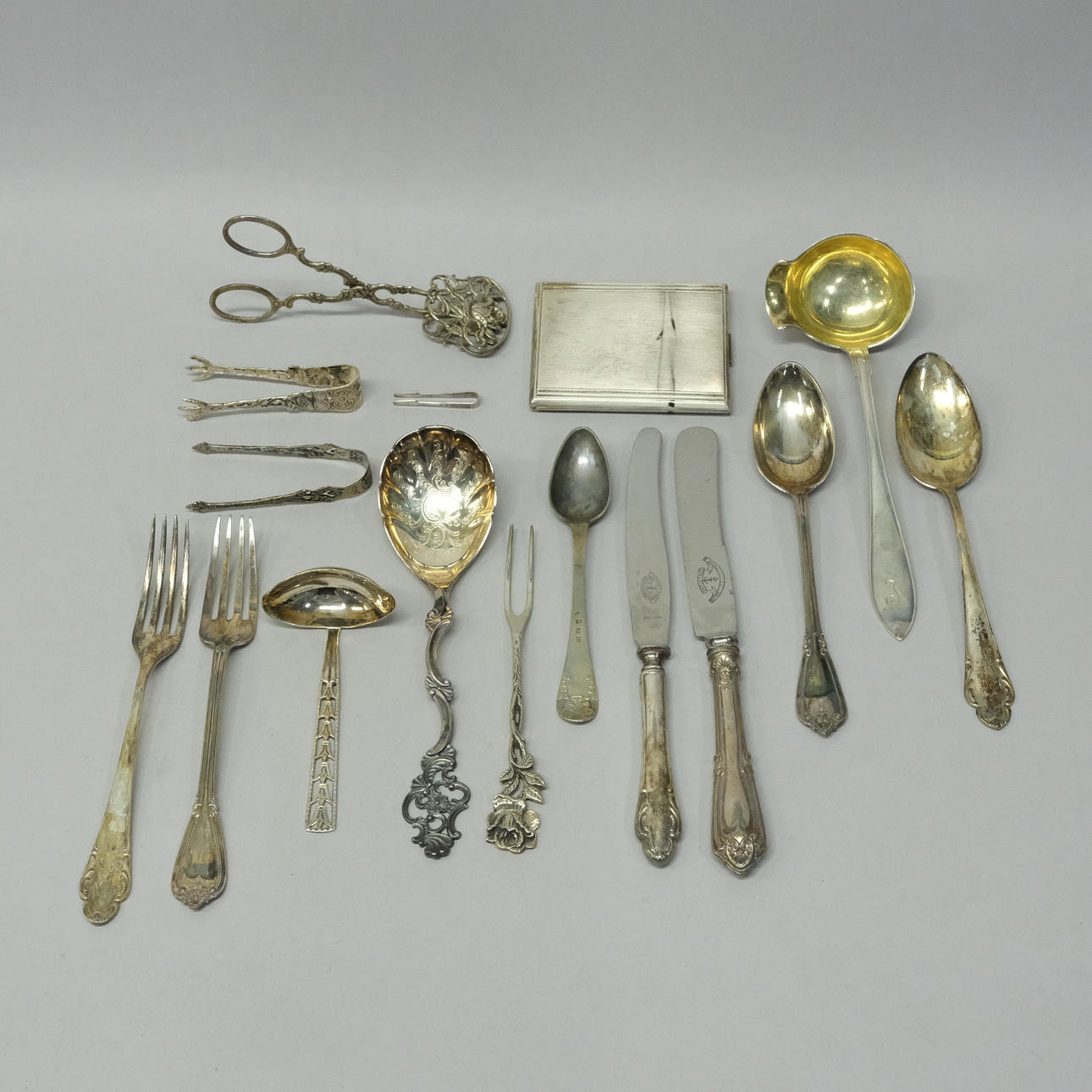 BESTECK, 15-TEILIG UND EIN ZIGARETTENETUI, SILBER.