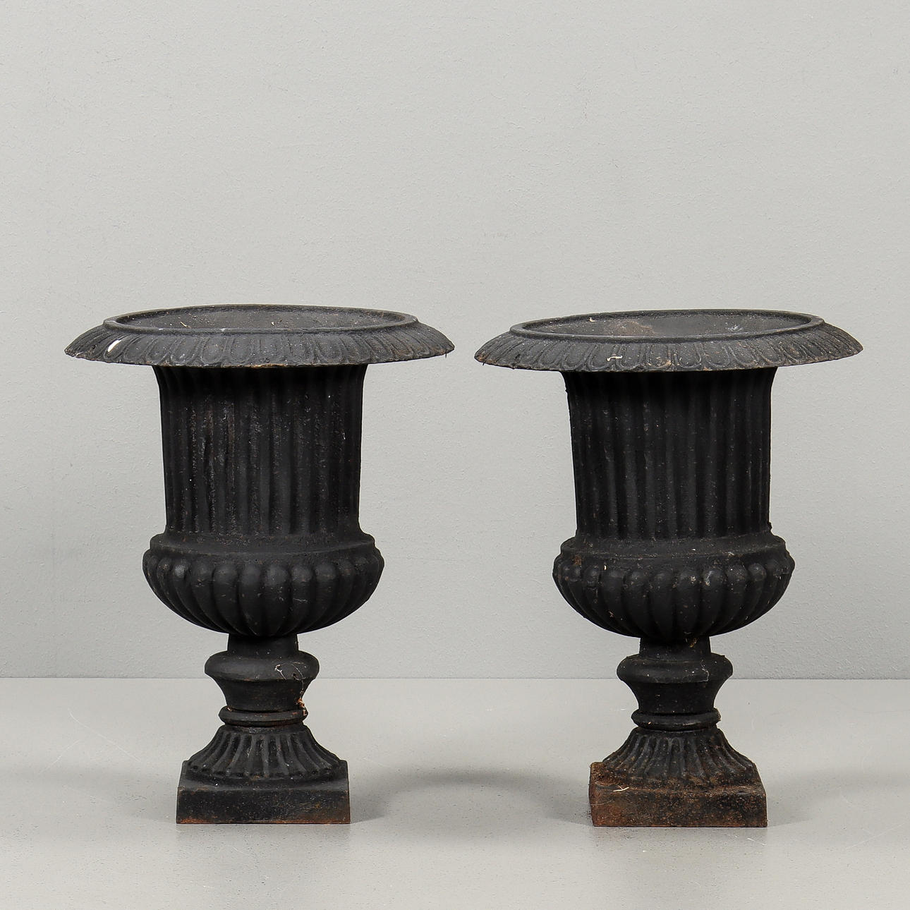 GARDEN URNS valurauta, moderni valmistus.