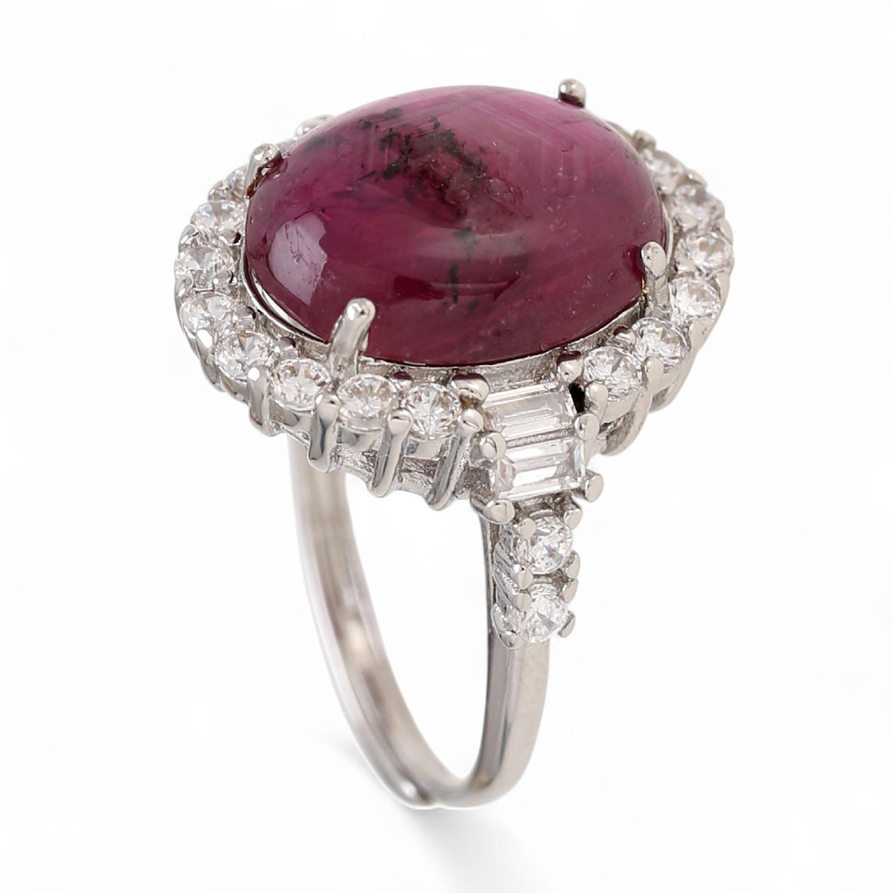 Sortija rosetón de rubí y circonitas.