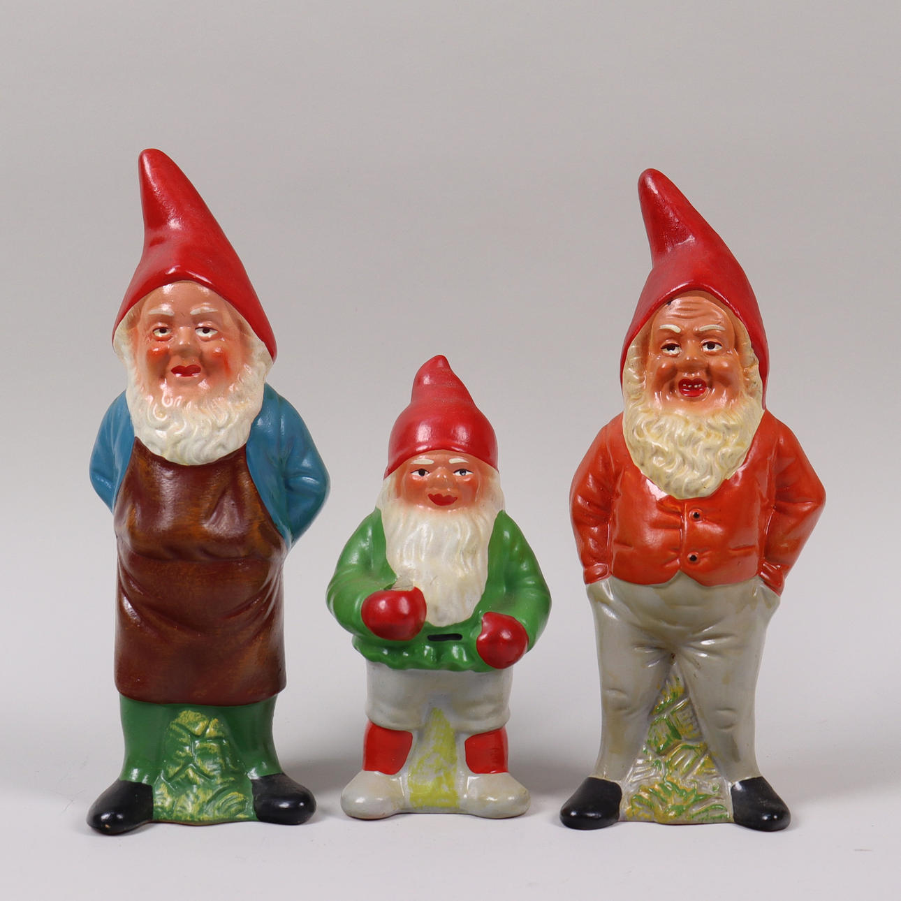 TOMTAR, bemålad terrakotta, 1900-tal, 3st.