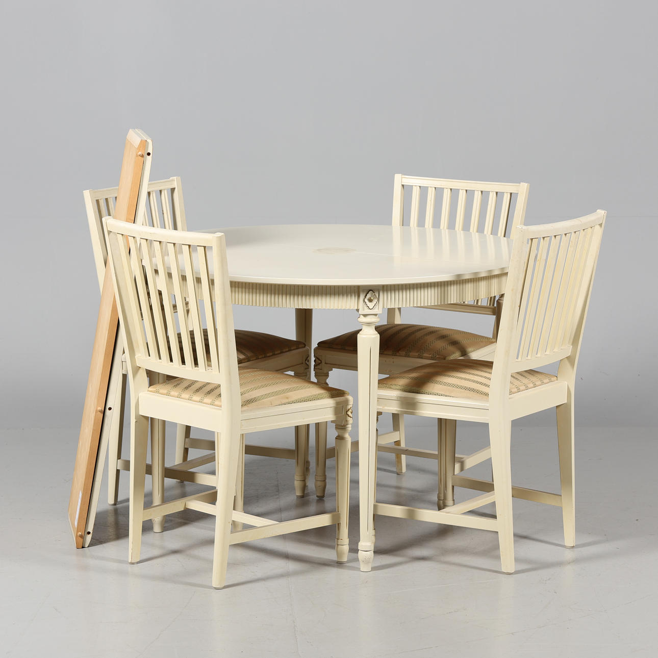 A 5-piece dining group, Gustavian style.