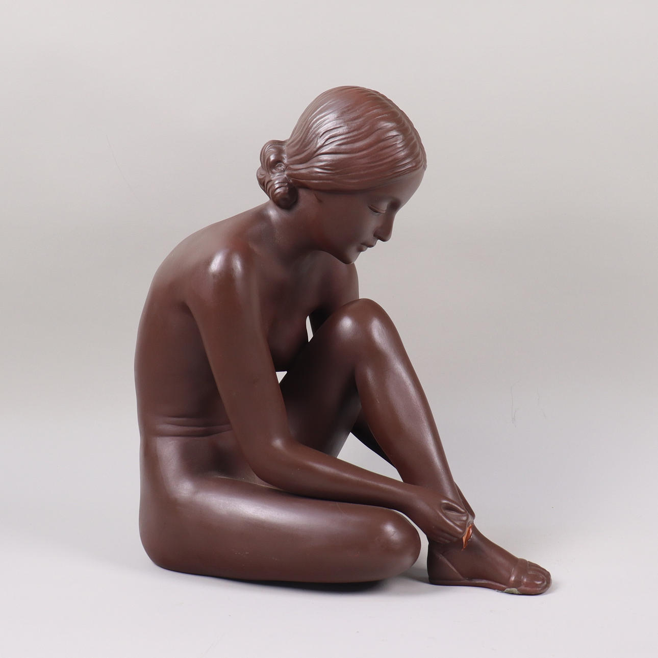 GOLDSCHEIDER, Keramikfigur, Frau bindet ihren Schuh.