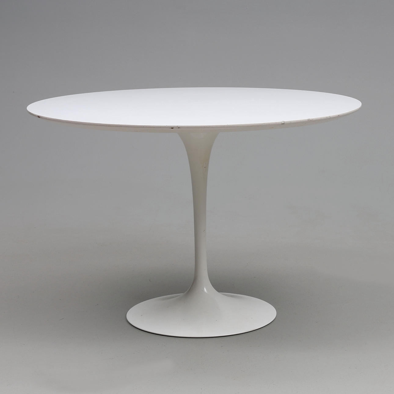 MESA DE COMEDOR CON PIE DE TROMPETA, SIGLO XX.