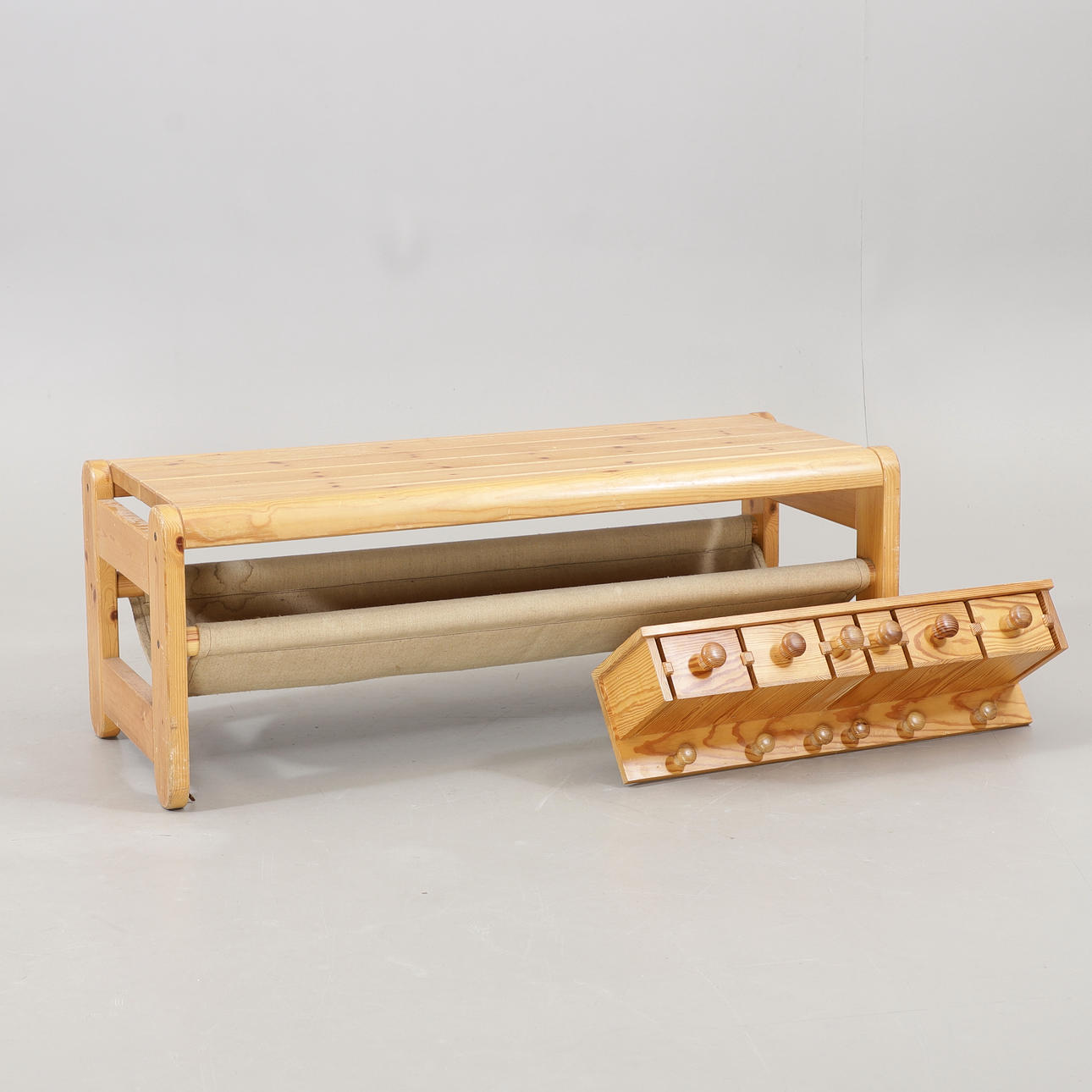 FLURMÖBEL MIT WANDREGAL, Kiefernholz, 1970er.