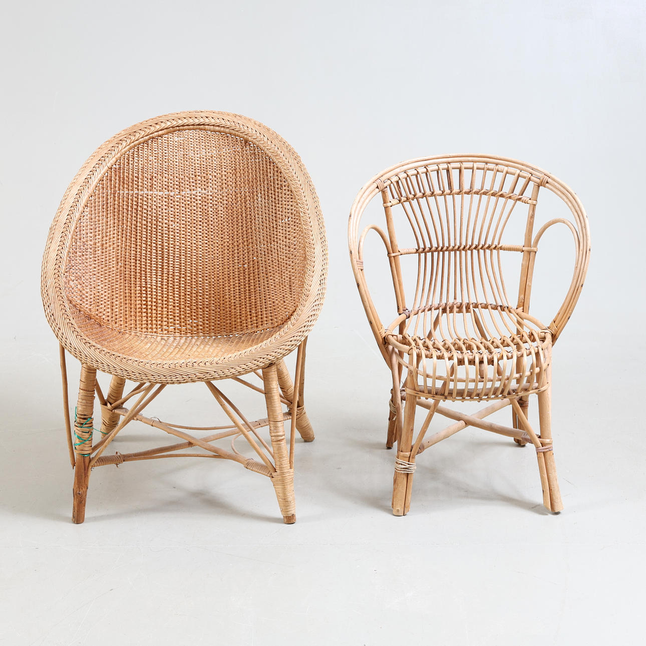 Zwei Korbstühle, 20. Jahrhundert.