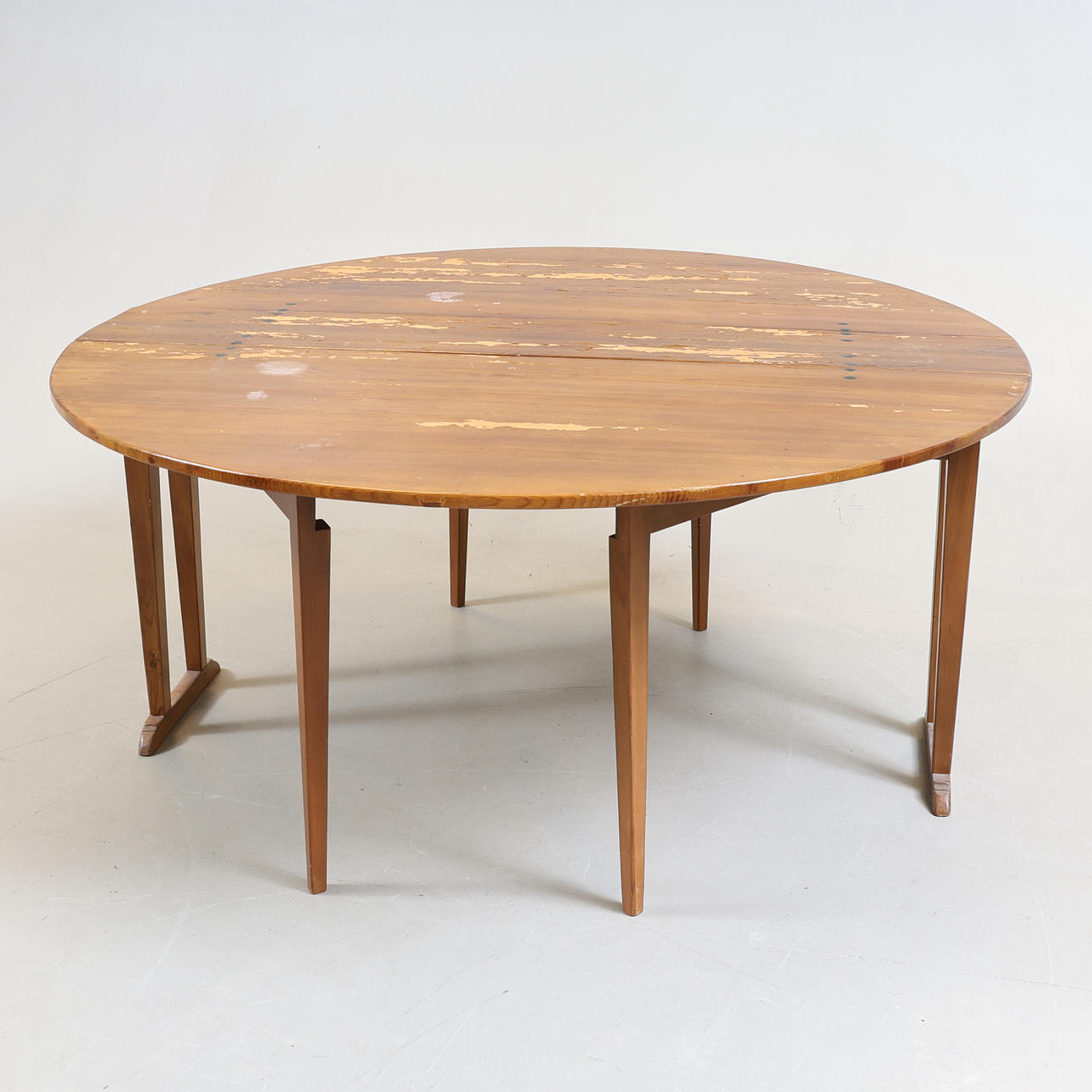 A 20th century vein-painted percussion table.