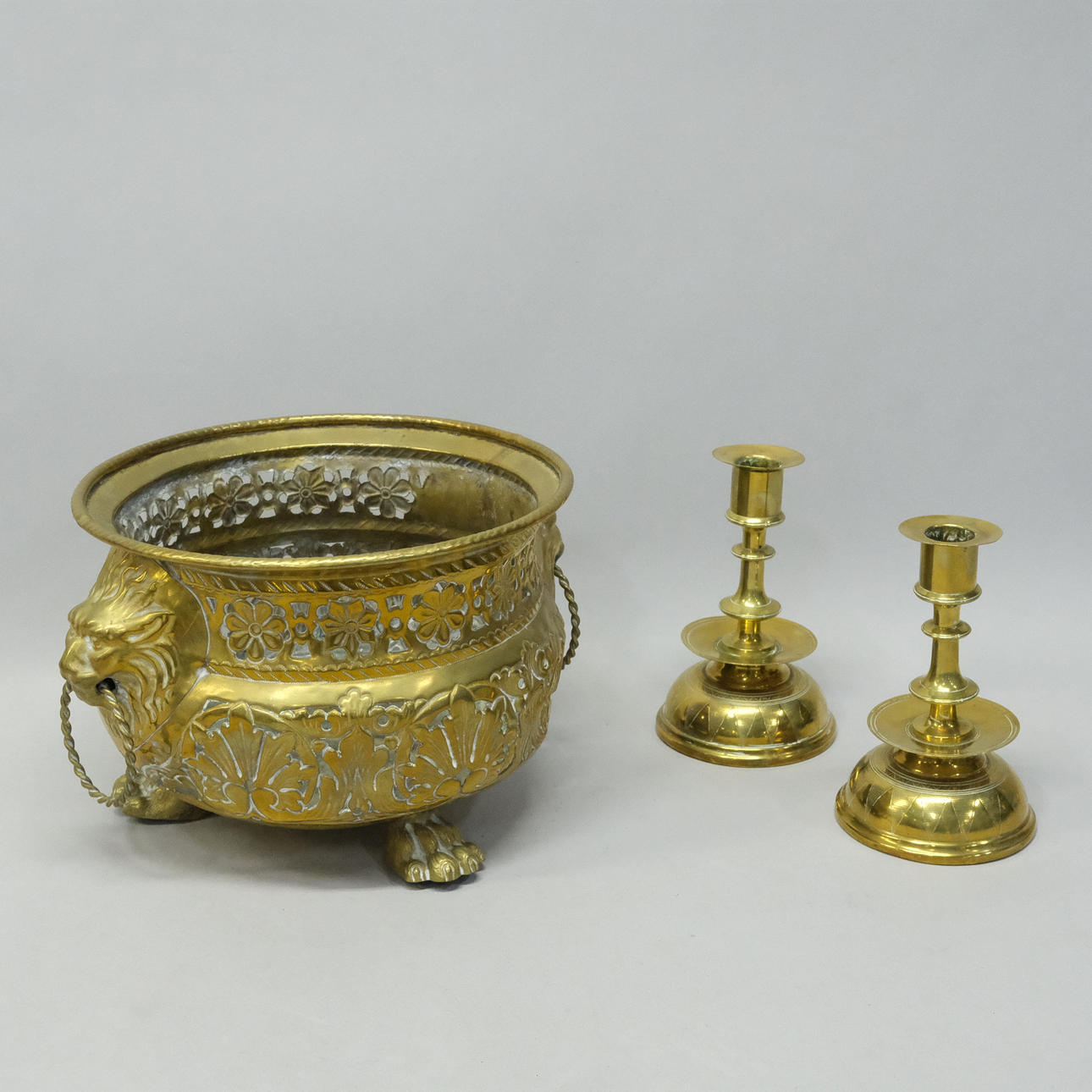 ET PAR LYSESTAGER OG MESSING YDERBEKLÆDNING.