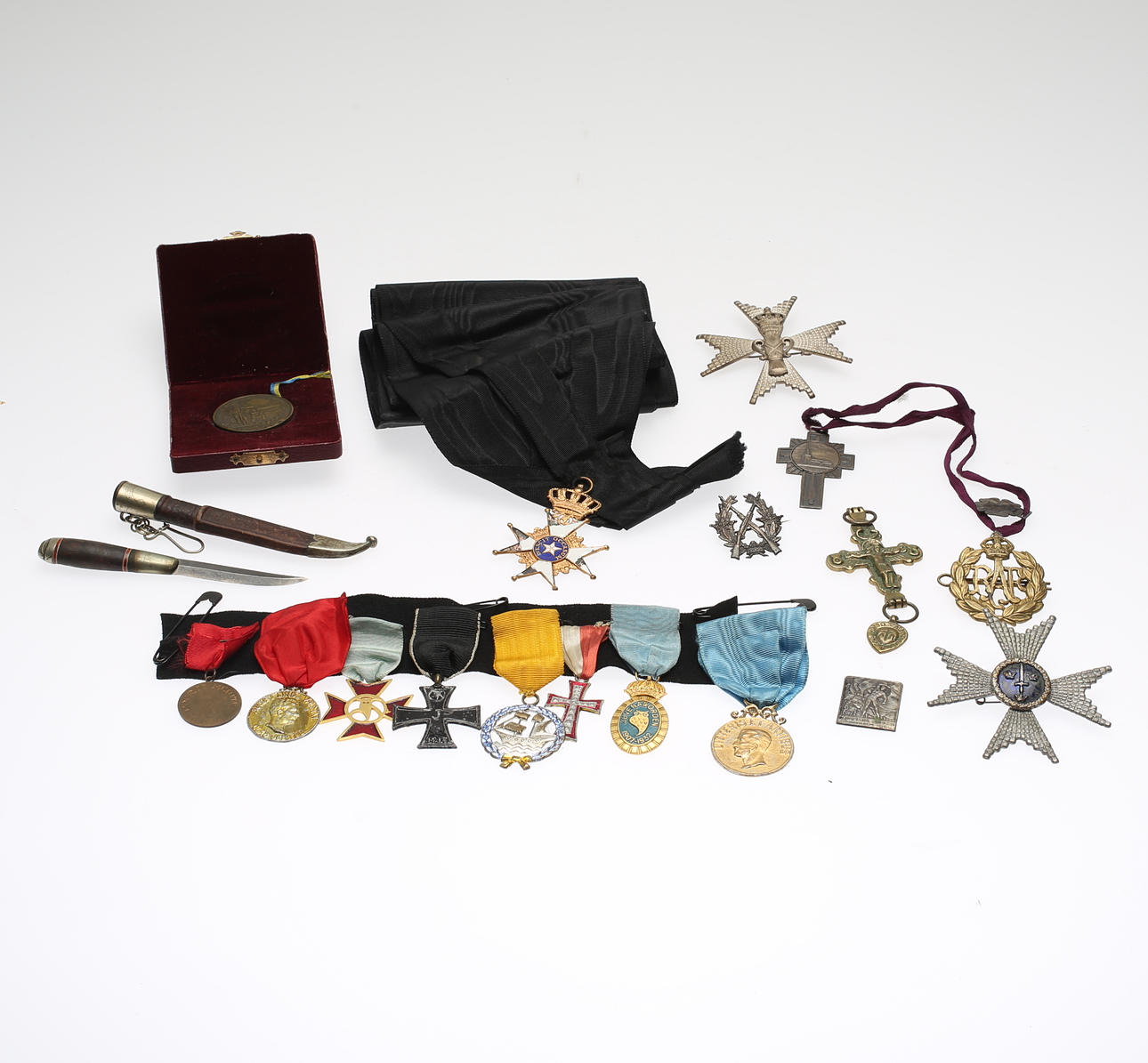 SAMLING ORDNAR, MEDALJER OCH KNIV, 19 delar, 1900-tal.