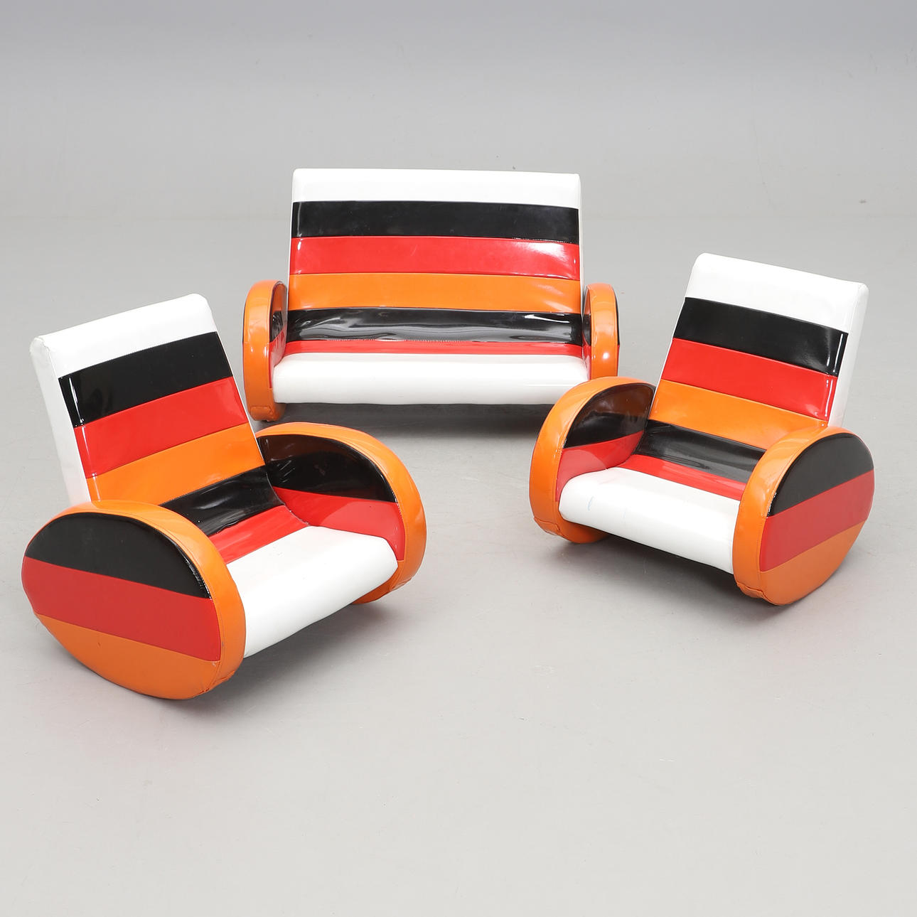 KINDERMÖBELGARNITUR, 3-teilig, wohl deutsche moderne Manufaktur.