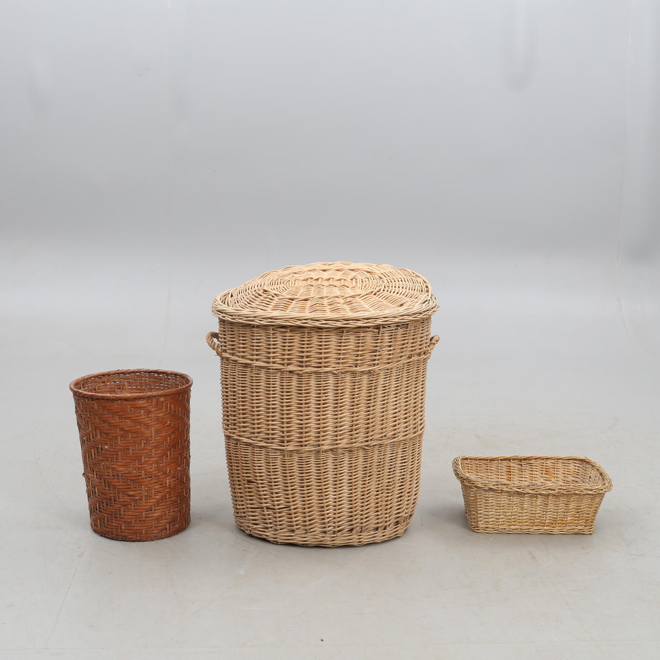 FLÄTADE KORGAR, tre stycken.