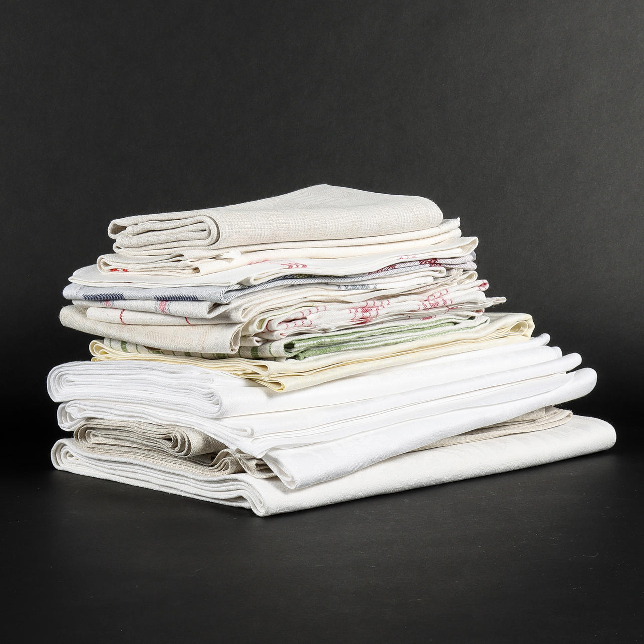 LINEN CLOTHS AND VASCULAR TOWELS.