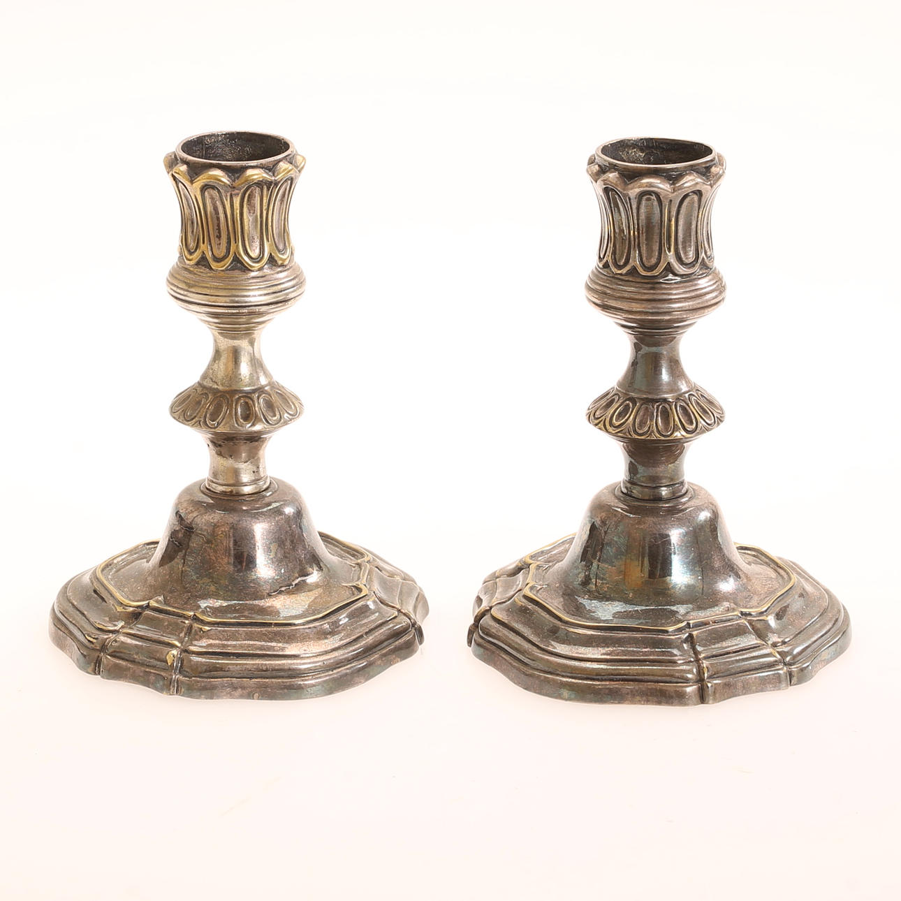 CANDELABROS, un par, de metal.