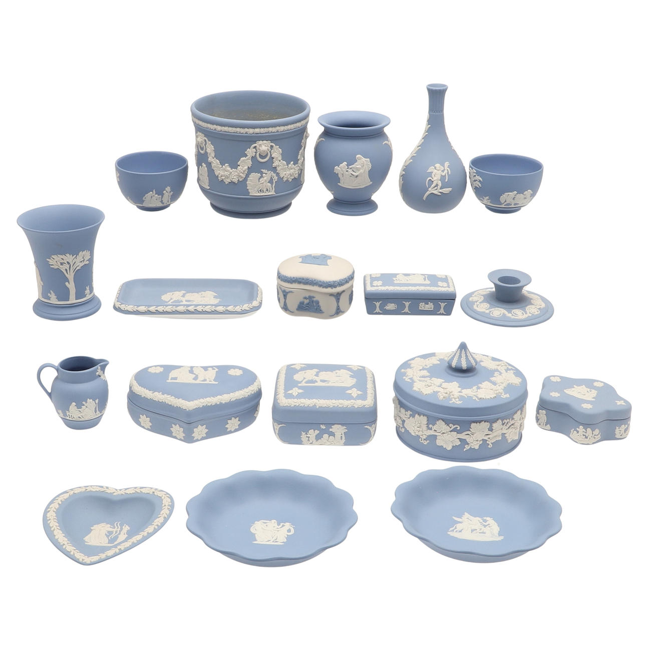 EN SAMLING AF WEDGWOOD BLÅ JASPISVARER.