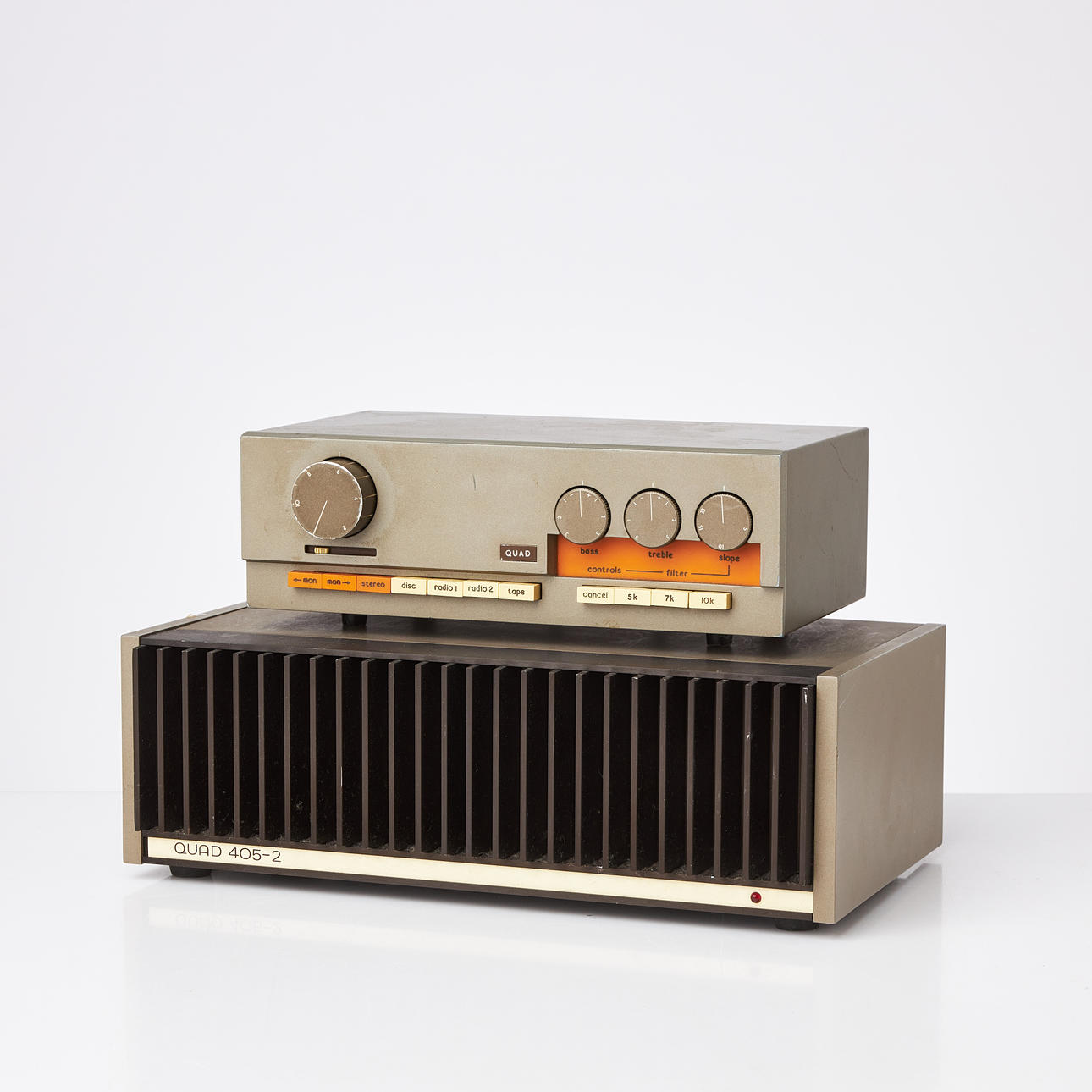 QUAD, stereo amplifier in 2 dlr., consisting of first/preamp Quad 33, c. 1967-1982 and final stage/power amp Quad 405-2 ca 1982-1993, made by Acoustical Mfg Co Ltd Huntingdon England.