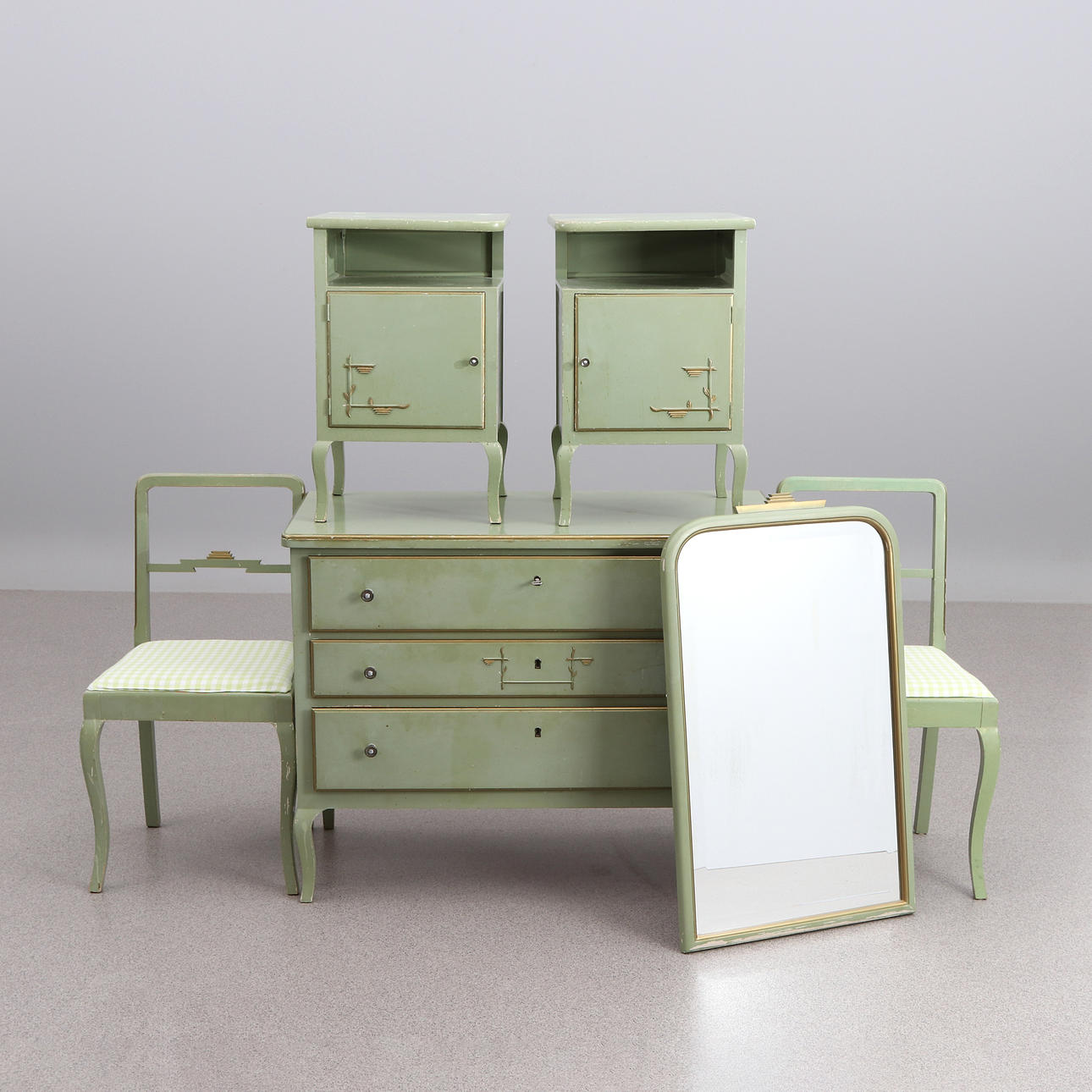 MUEBLES DE DORMITORIO, SEIS PIEZAS. Madera pintada.