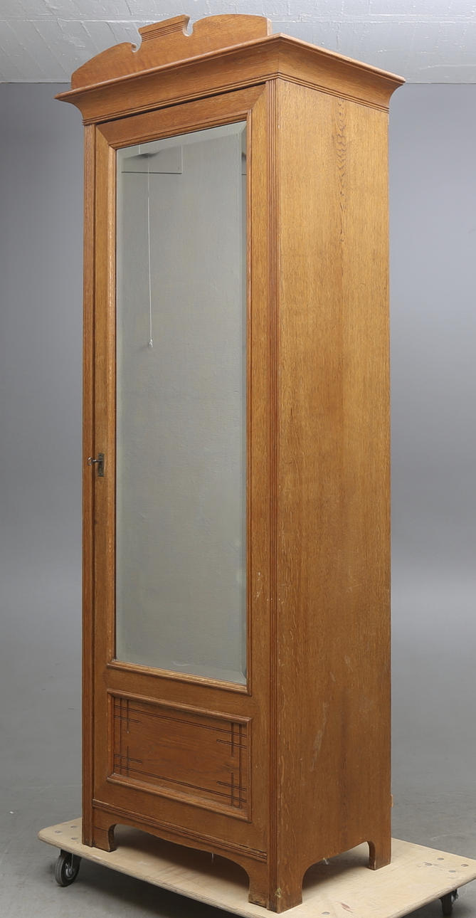 KLÄDSKÅP, jugend, tidigt 1900-tal.