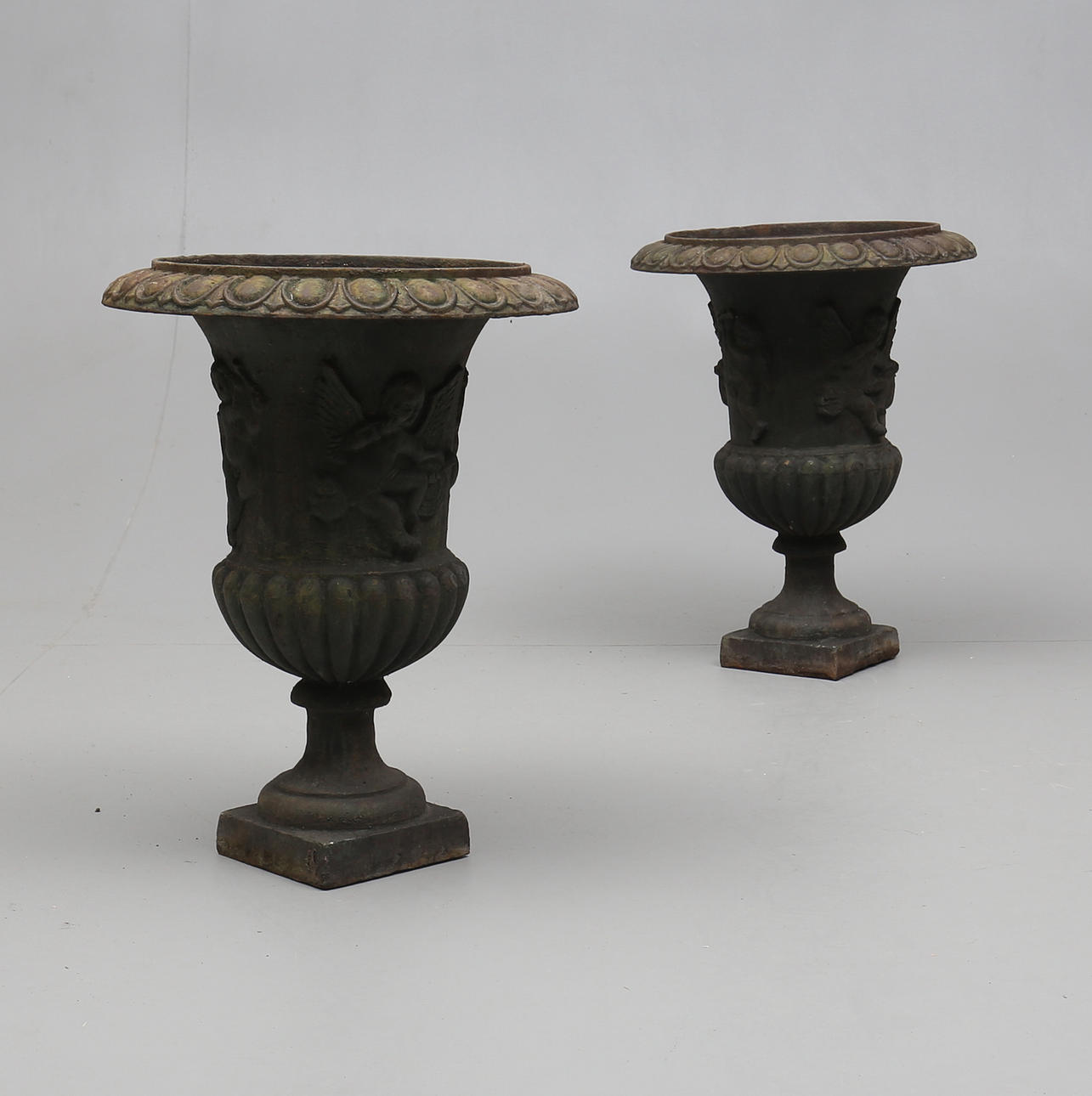 TRÄDGÅRDSURNOR, ett par, gjutjärn, 1900-tal.