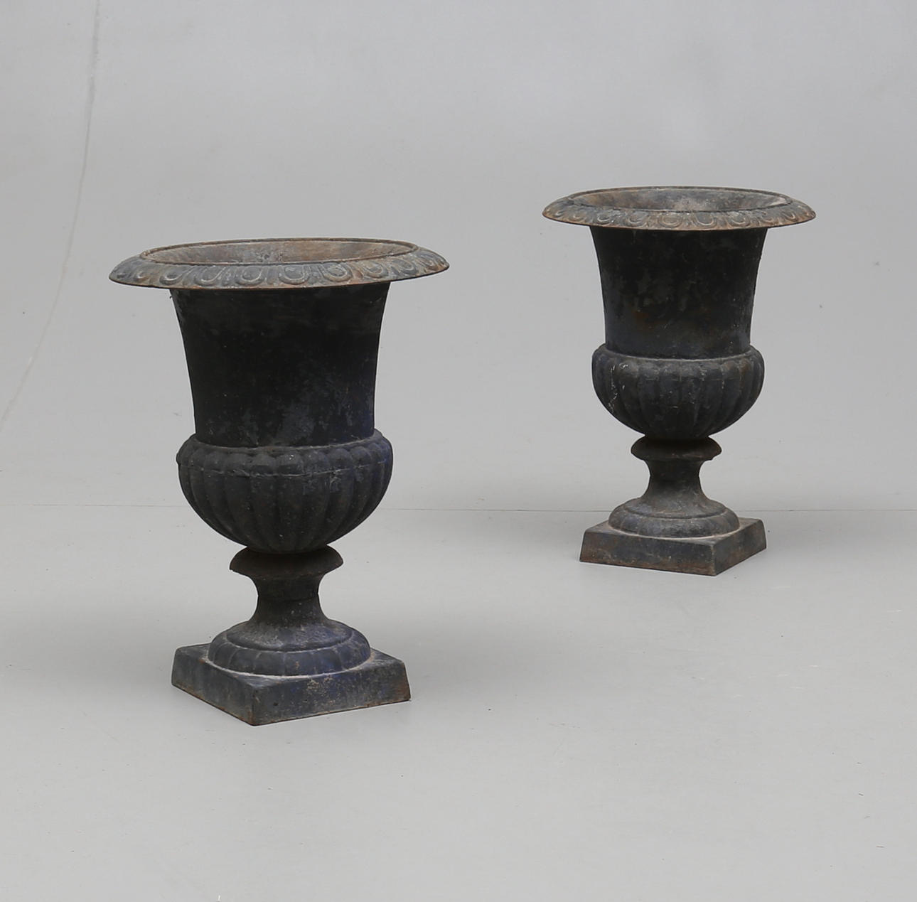 TRÄDGÅRDSURNOR, ett par, gjutjärn, 1900-tal.