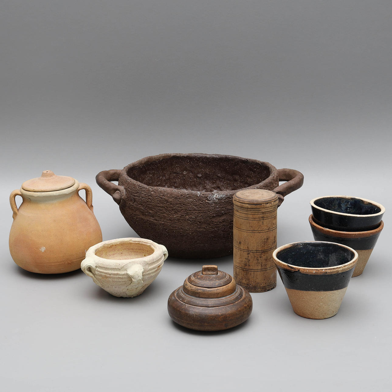 COLLECTION UTENSILS, ceramic & wood, 8 pieces.