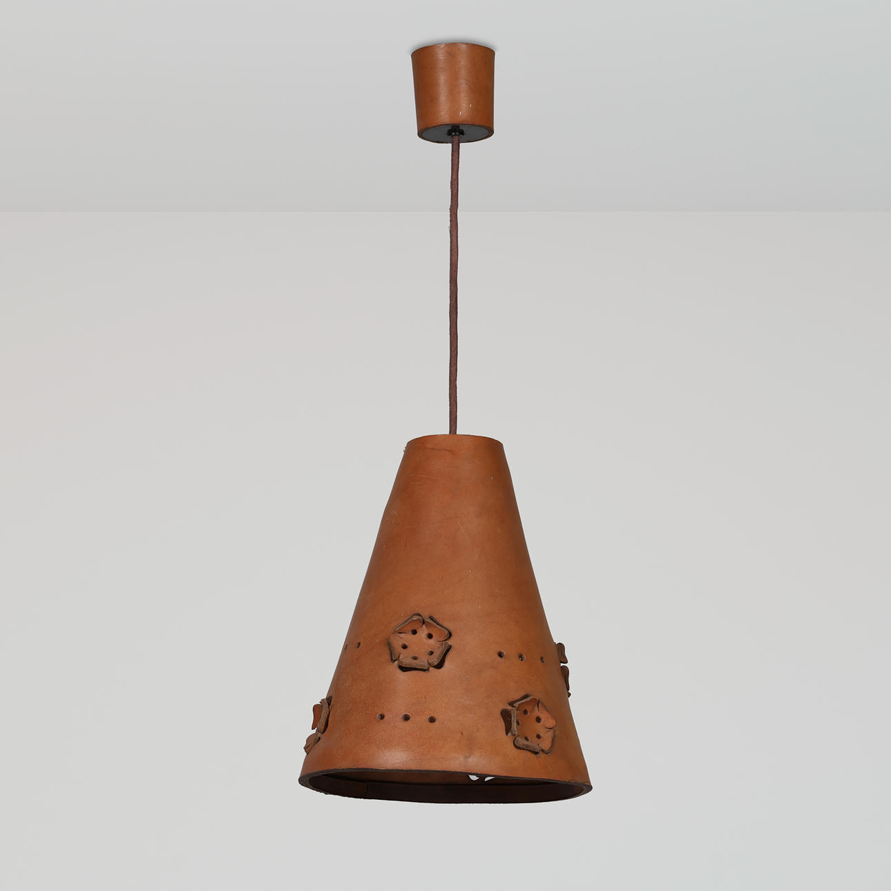 Tragtformet pendel af perforeret kernelæder, 1960-70'erne.