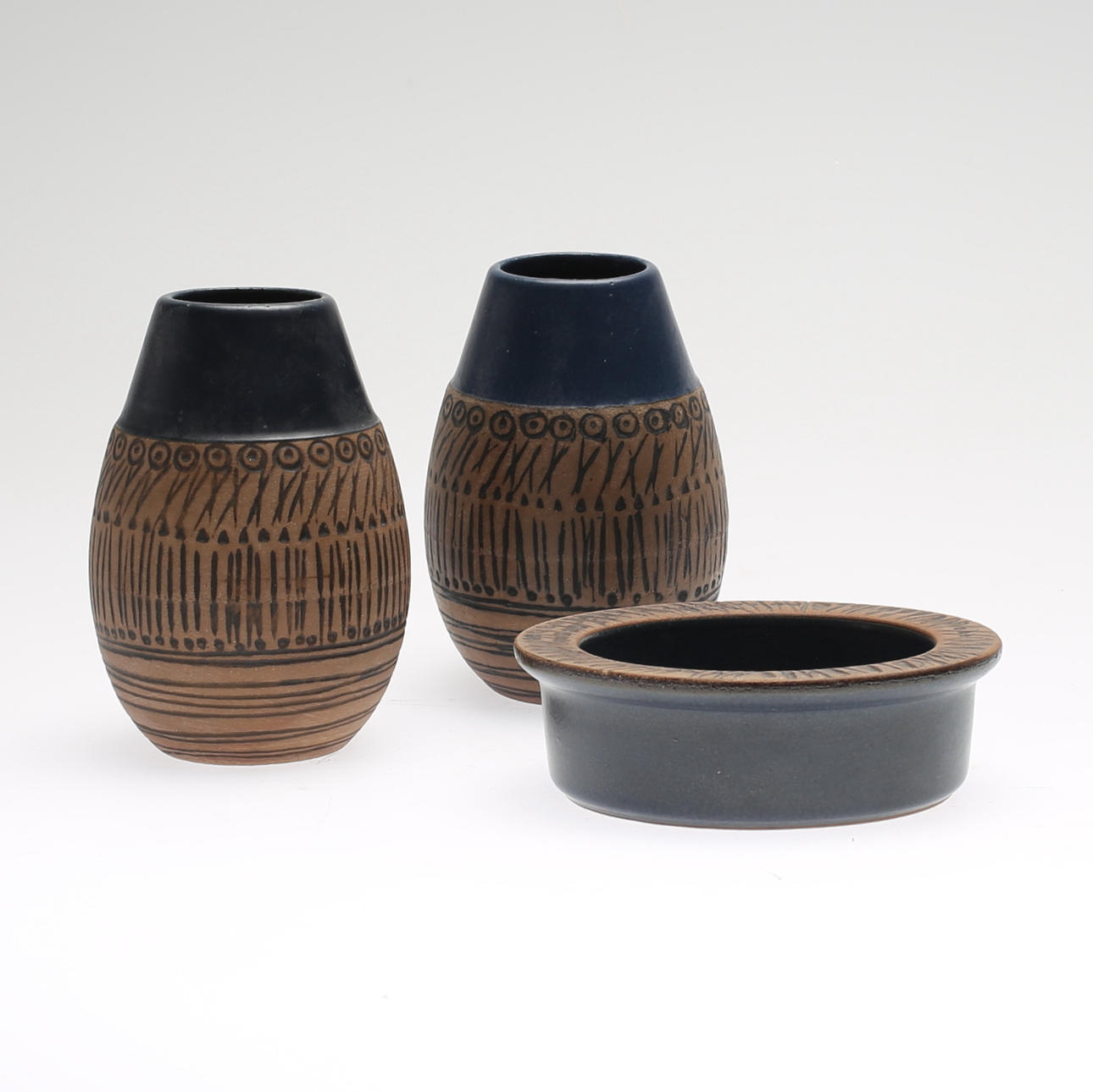 VASER, ett par samt ASKFAT, keramik, "Granada", Lisa Larson, Gustavberg.