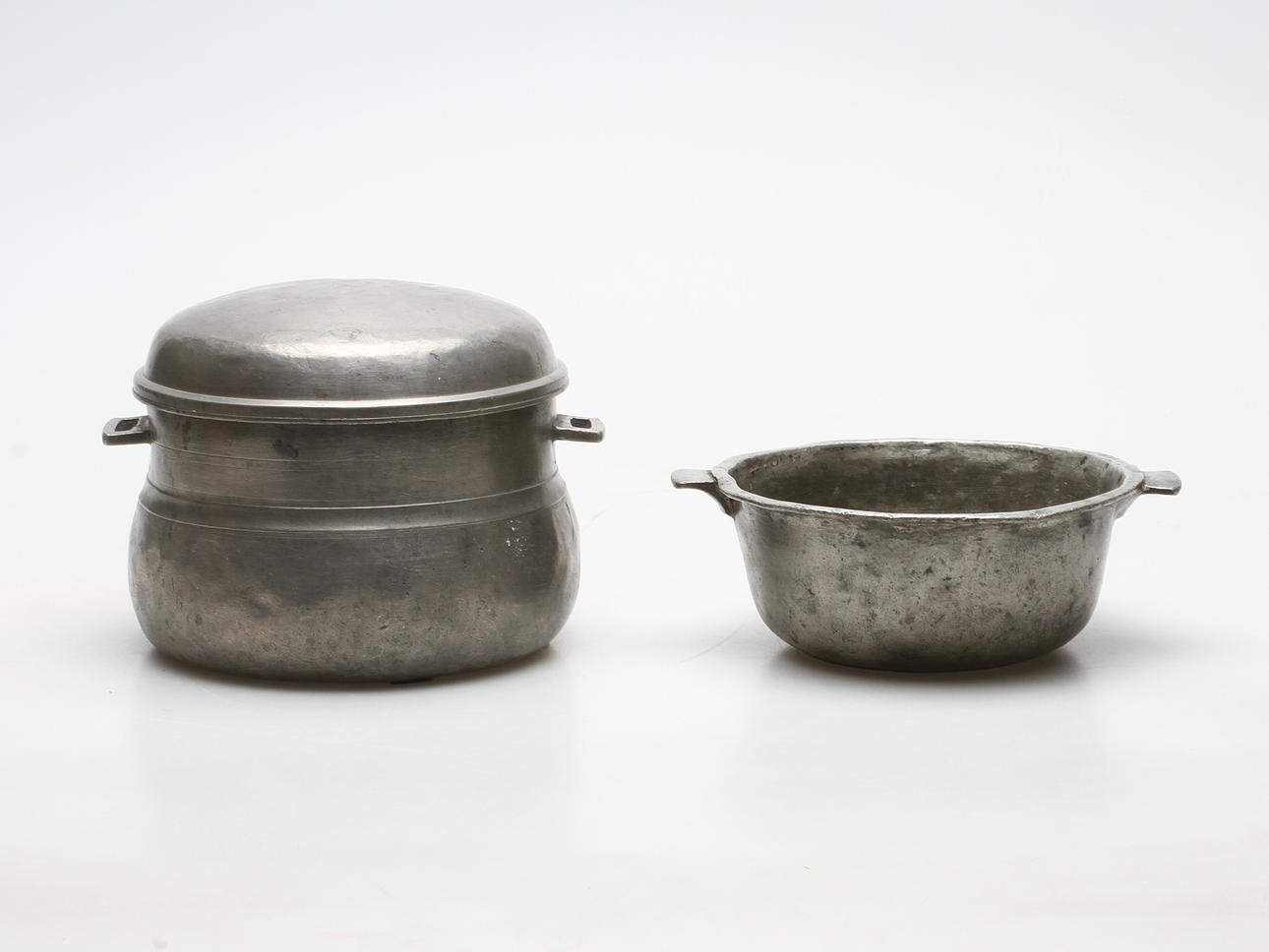 KANTIN samt KÅSA, tenn, sannolikt militärt, delvis otydliga stämplar. 1800-tal.