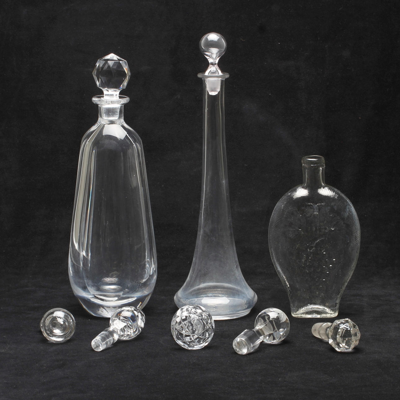 GLASFÖREMÅL, 8 delar. 18/1900-tal.