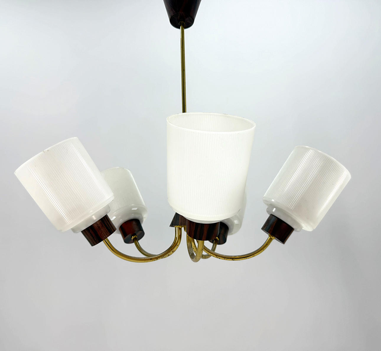 DECKENLEUCHTE Mitte 1900, Messing, Holz, Kunststoff.