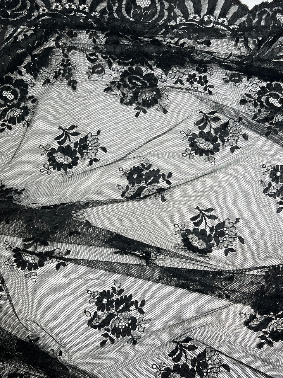 Käsin kirjailtu viltti. 1900-luvun alku.