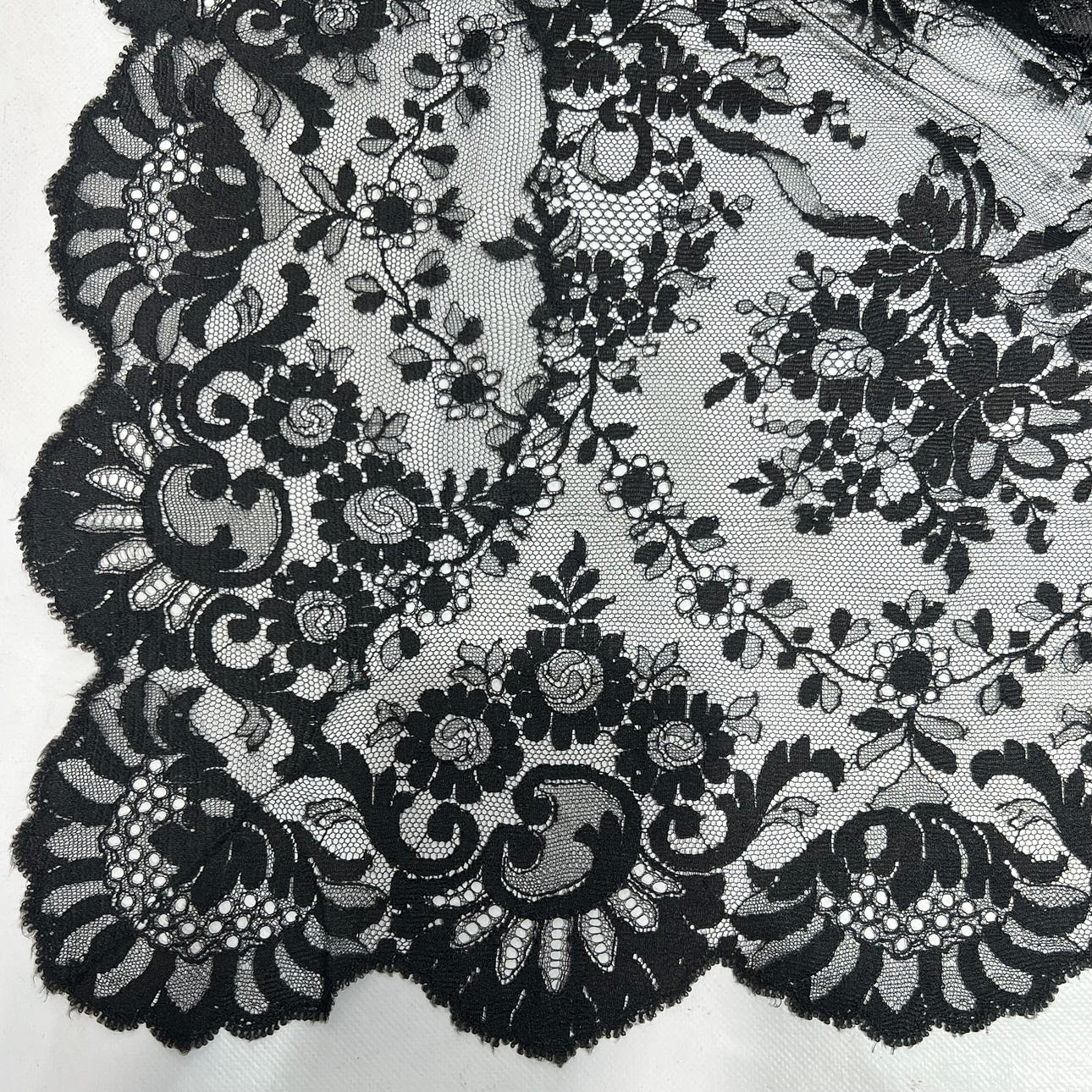 Käsin kirjailtu viltti. 1900-luvun alku.